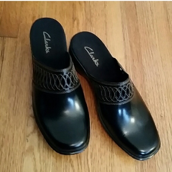 clarks black leather clogs